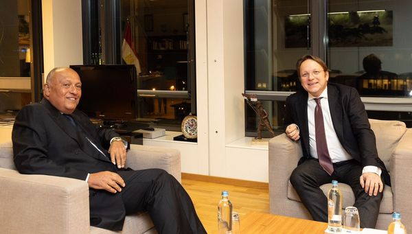 وزير الخارجية يلتقي مفوض الإتحاد الأوروبي لسياسات الجوار والتوسع