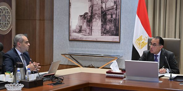 رئيس الوزراء يستعرض مع رئيس هيئة الدواء المصرية عددًا من ملفات العمل