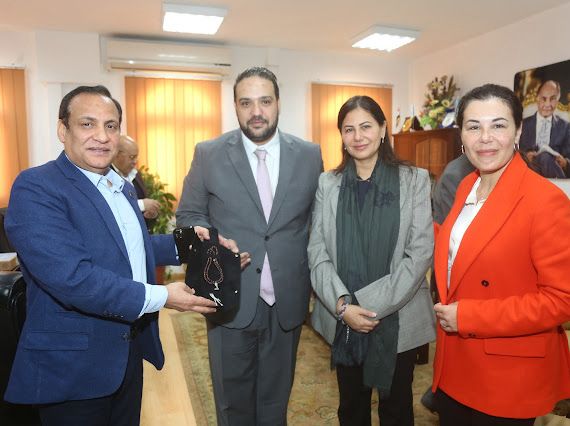 "التضامن الإجتماعي والأورمان" تُهديان النابغين من أصحاب الهمم الَّذِين ترعاهم مؤسسة خميس لتنمية المجتمع "أجهزة لاب توب"