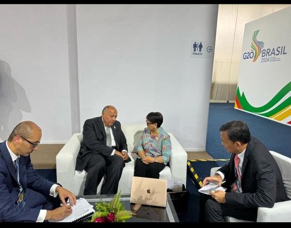 وزير الخارجية يلتقي نظيرته الإندونيسية