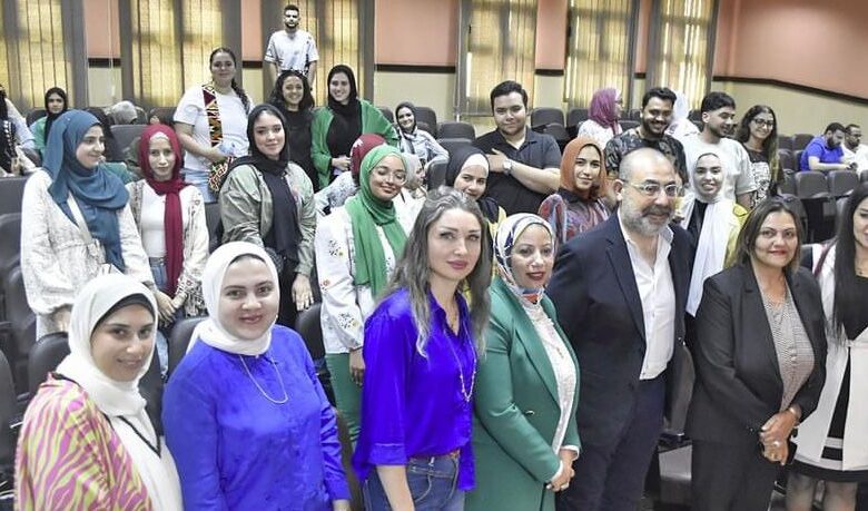 تكريم ألبرت شفيق فى ندوة كلية الإعلام الجامعة الحديثة