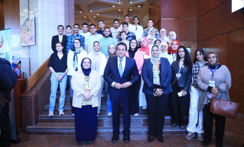 خالد عبدالغفار يتفقد فرق التثقيف الصحي المنتشرة في مكتبة الإسكندرية