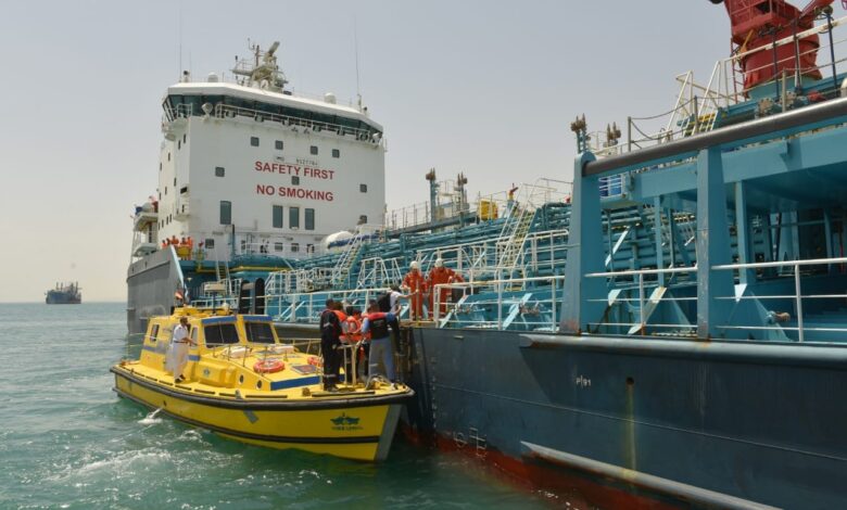 خدمة الإسعاف البحري بالقناة تستجيب لاستغاثة نقل مريض من إحدى السفن العابرة للقناة للعلاج بمستشفى الهيئة