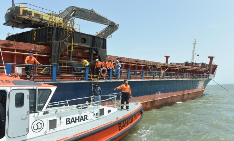 وحدات الإنقاذ بقناة السويس تنجح في إنقاذ سفينة وطاقمها من الغرق قبل عبورها للقناة