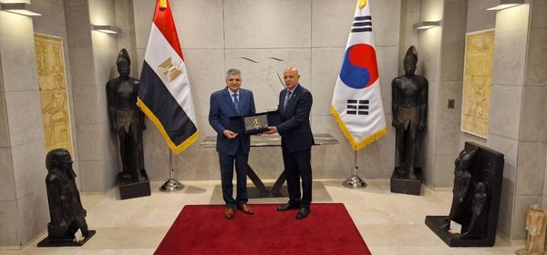 الفريق أسامة ربيع يبحث مع السفير المصري بكوريا الجنوبية سبل تعزيز التعاون في الصناعات البحرية والخدمات اللوجيستية