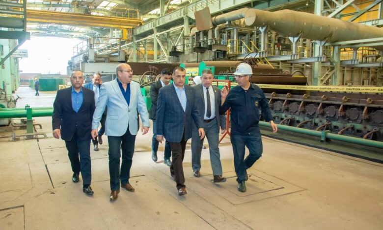 وزير الإنتاج الحربى يتفقد خطوط الإنتاج بشركة أبو زعبل للصناعات الهندسية