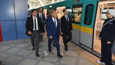 وزير النقل والسفير الفرنسي يستقلان القطار الكهربائي الخفيف