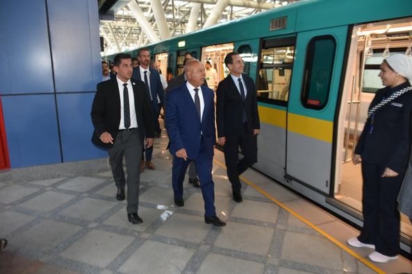 وزير النقل والسفير الفرنسي يستقلان القطار الكهربائي الخفيف