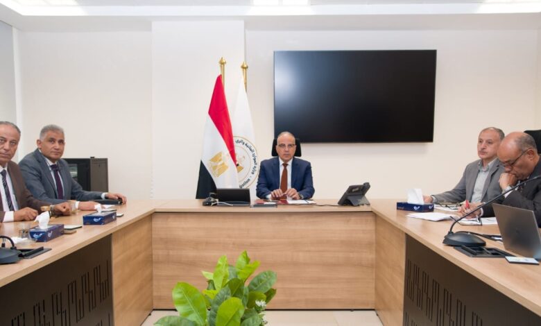 الدكتور سويلم يتابع خطة عمل صيانة وإحلال المنشآت المائية