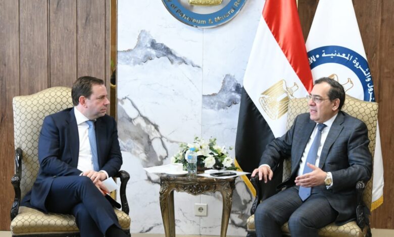 الملا يستقبل رئيس شركة شل العالمية ويبحثان أنشطة الشركة وخططها المستقبلية