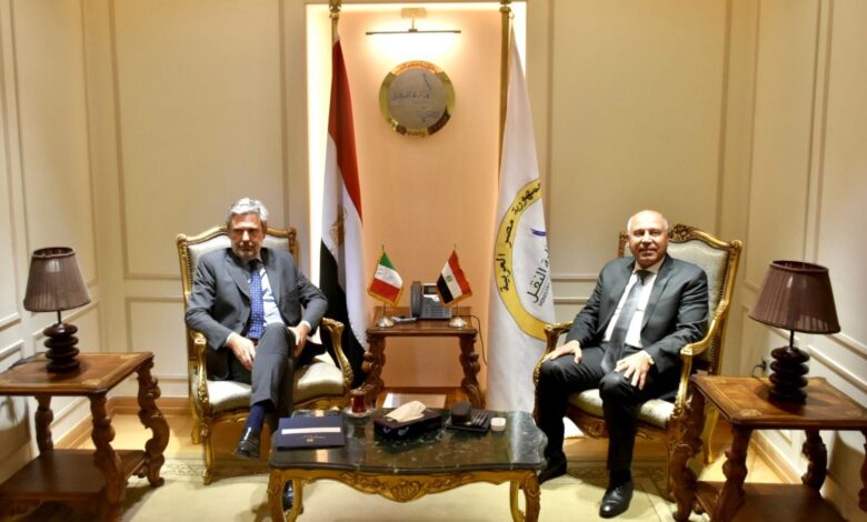 الوزير والسفير الإيطالى يبحثان تدعيم التعاون المشترك في مجالات النقل المختلفة