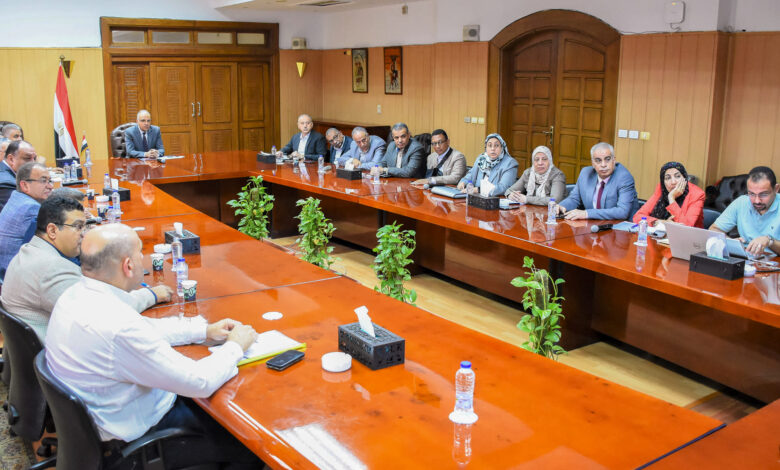 سويلم يتابع موقف الإجراءات والاستعدادات الخاصة بموسم أقصي الاحتياجات