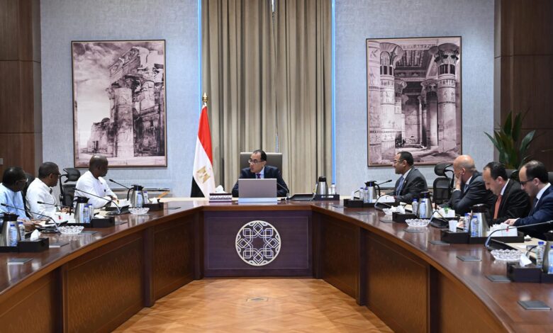 مدبولى يلتقي وزير الإدارة العامة والشئون السياسية بدولة سيراليون والوفد المرافق