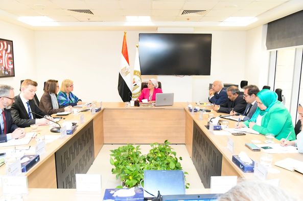 وزيرة البيئة تبحث مع وفد الإتحاد الأوروبي تطوير السياسات المحفزة للاقتصاد الأخضر