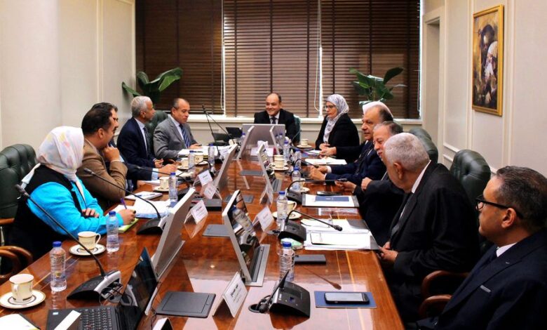 وزير التجارة والصناعة يبحث وممثلي غرفة مواد البناء تطوير منطقة شق الثعبان