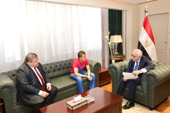 وزير التربية والتعليم والتعليم الفني يكرم أحد الطلاب المبتكرين بالتعليم الفني