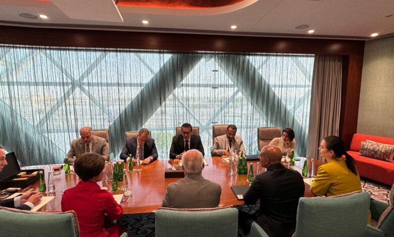 وزير الصحة يبحث مع أسترازنيكا التعاون في دعم مهارات الفرق الطبية