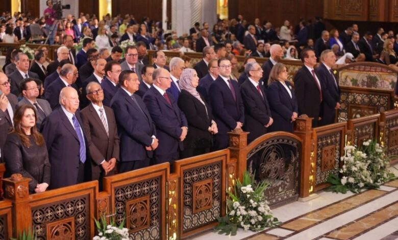 وزير شئون المجالس النيابية يحضر قداس عيد القيامة المجيد