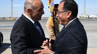 رئيس الوزراء يستقبلُ نظيره الأردني بمطار القاهرة الدولي