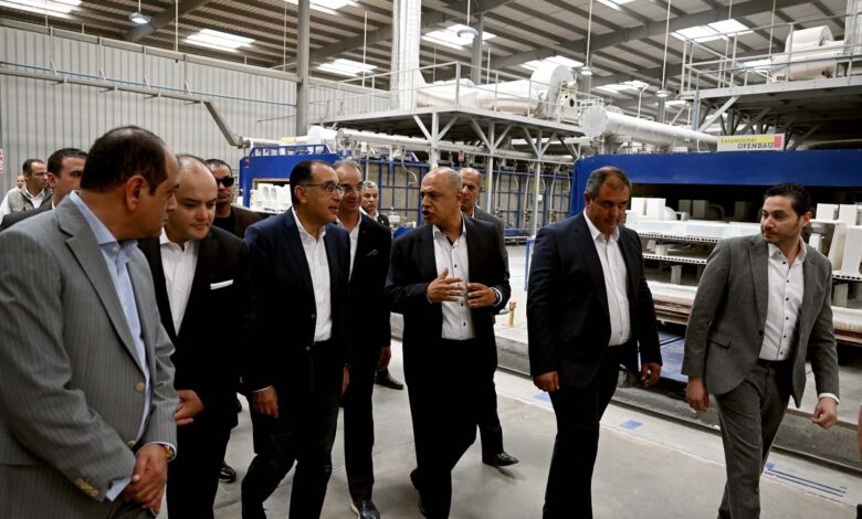 رئيس الوزراء يواصل جولاته في مصانع العاشر من رمضان