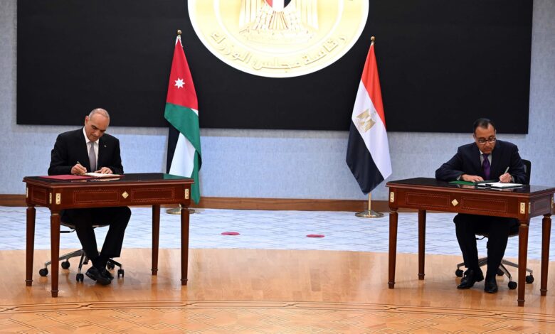 رئيسا وزراء مصر والأردن يوقعان محضر اجتماعات الدورة الـ ٣٢ للجنة العليا المُشتركة