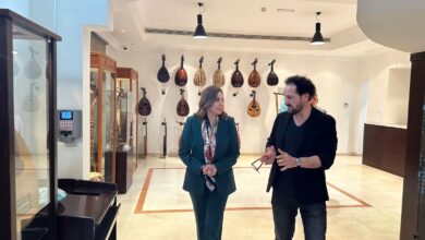 وزيرة الثقافة في زيارة لبيت العود العربي في أبو ظبي لتعزيز التعاون