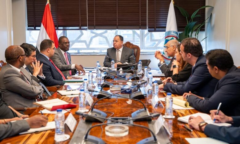وزير المالية يلتقى مع مدير عام المركز الأفريقى لمكافحة الأمراض