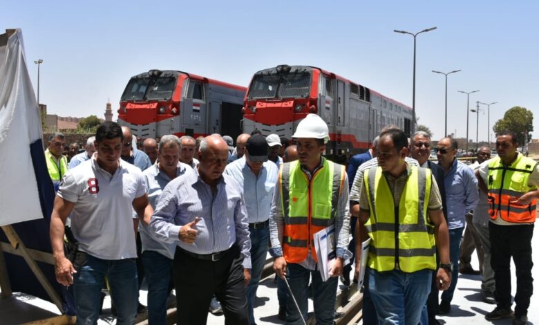 وزير النقل يتفقد محطة أسوان للسكك الحديدية ويتابع تطوير ورشة أسوان