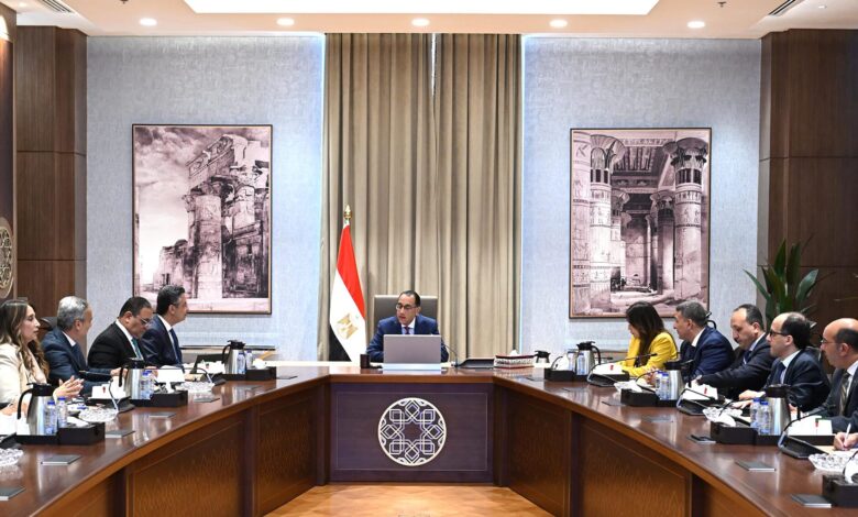 رئيس الوزراء يتابع جهود توافر السلع وضبط الأسواق