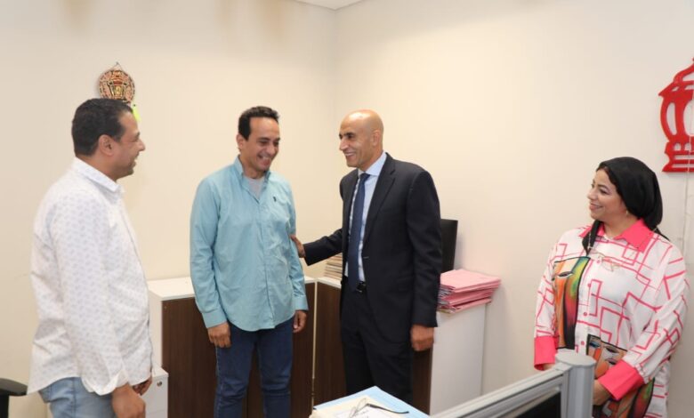 وزير التربية والتعليم يتفقد الإدارات المختلفة بديوان عام الوزارة