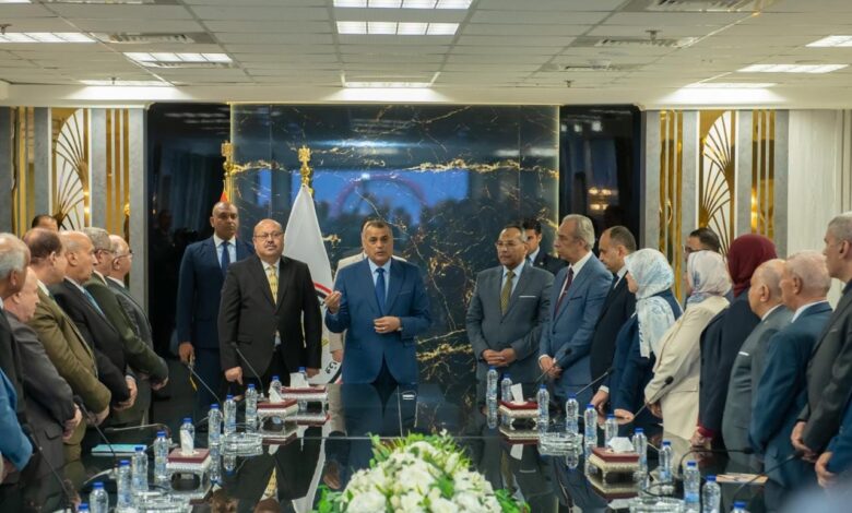 وزير الدولة للإنتاج الحربي يجتمع بعدد من القيادات بالوزارة