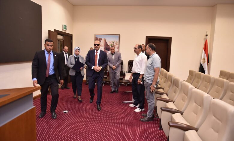 وزير العمل يَتفقد مكاتب العاملين بمقر العاصمة الإدارية