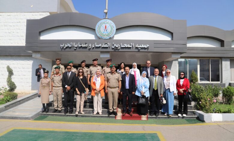 وفد من جامعة عين شمس فى زيارة لجمعية المحاربين القدماء