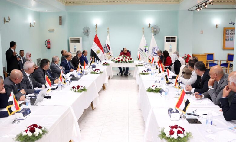 شيمي يستعرض مؤشرات أداء شركات الأدوية التابعة وموقف مشروعات التطوير