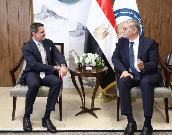 بدوي يعقد مباحثات مع الرئيس التنفيذي لشركة هاليبرتون للقسم الشرقى من العالم