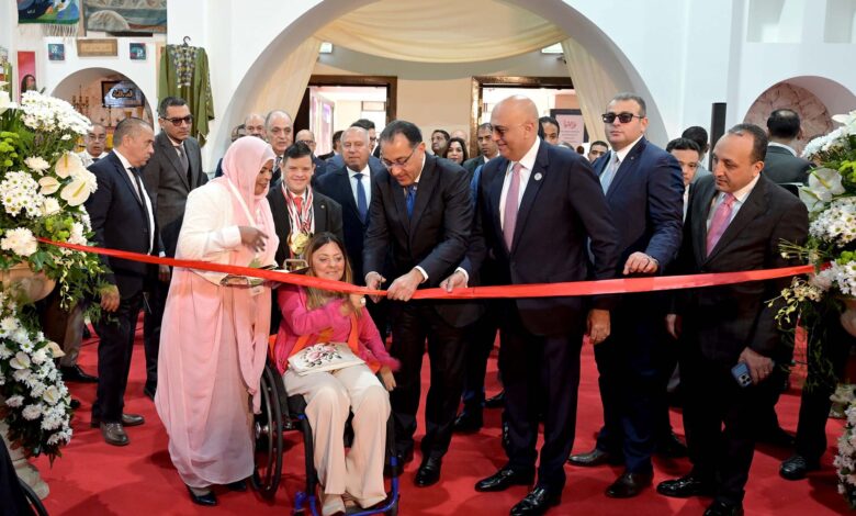 يفتتح الدورة السادسة لمعرض "تراثنا 2024" لمنتجات الحرف اليدوية والتراثية