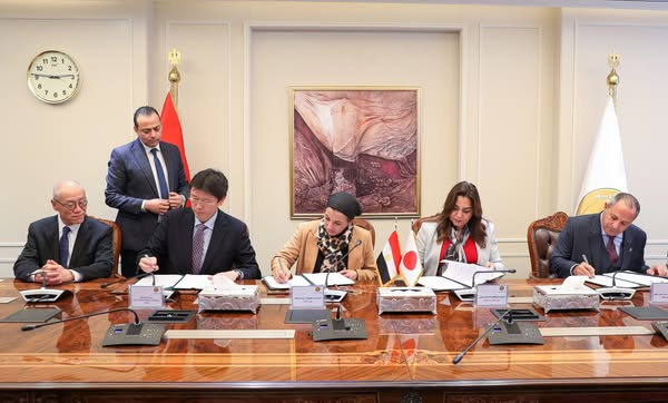 وزيرتا البيئة والتنمية ومحافظ بورسعيد يوقعون مع هيئة التعاون اليابانية وثيقة مشروع مبادرة بورسعيد