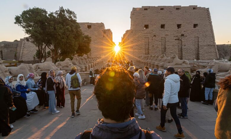 آلاف الزائرين يتوافدون على معبد الكرنك لرصد ظاهرة تعامد الشمس