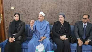 "رئيسة المجلس القومي للطفولة" تقدم واجب العزاء في ضحية حادث ديروط وتطمئن على طفلتيها