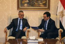 وزير الثقافة يستقبل نظيره الفنزويلي بمعرض القاهرة للكتاب لبحث تعزيز التعاون الثقافي بين البلدين