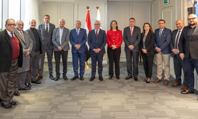 اقتصادية قناة السويس توقع عقود إنشاء ساحة شاحنات ذكية بميناء غرب بورسعيد مع محافظة بورسعيد وشركتي إيجيترانس ونافذ إنترناشيونال