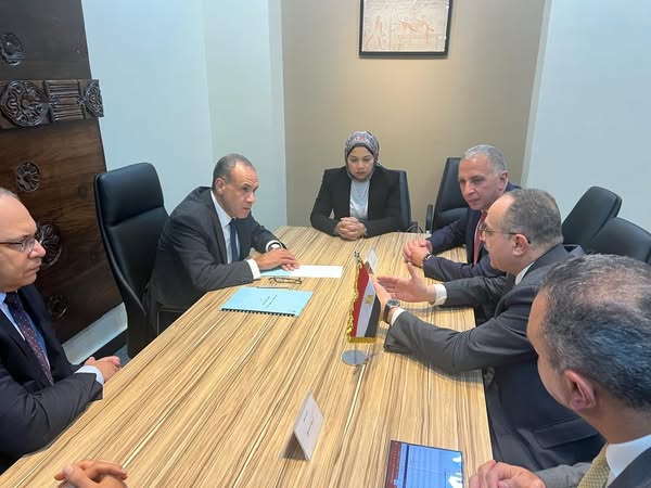 اجتماع عبد العاطي مع رئيسي مجلس ادارة شركتي التحالف المصري المُنفذ لمشروع سد "جوليوس نيريري" التنزانى