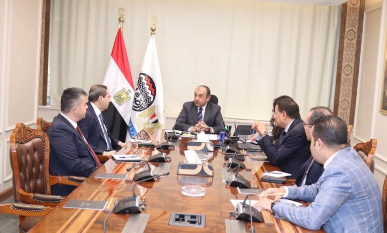 وزير قطاع الأعمال العام يبحث مع "KCG" التركية للمنسوجات سبل التعاون المشترك