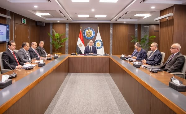 وزير البترول يجتمع بأعضاء شركة خالدة للبترول لمناقشة واعتماد الموازنة الاستثمارية المعدلة للعام المالي الجاري والموازنة الجديدة للعام المالي المقبل