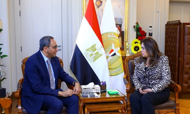 وزيرة التنمية المحلية تتابع مع محافظ قنا جهود توافر السلع الأساسية للمواطنين ومشروعات الخطة الاستثمارية ومنظومة التصالح على مخالفات البناء