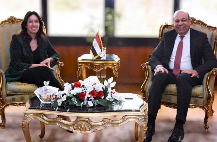الحنفي يبحث مع مسئولي شركة مطارات أبوظبي سُبل التعاون المشترك في مجالات البنية التحتية وتطوير المطارات المصرية