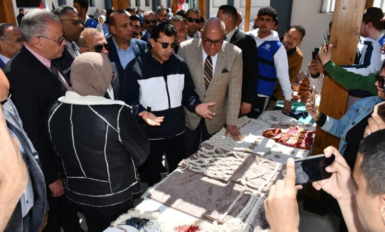 وزير الشباب والرياضة ورئيس الهيئة العربية للتصنيع يفتتحان مركز شباب "محمد صلاح"