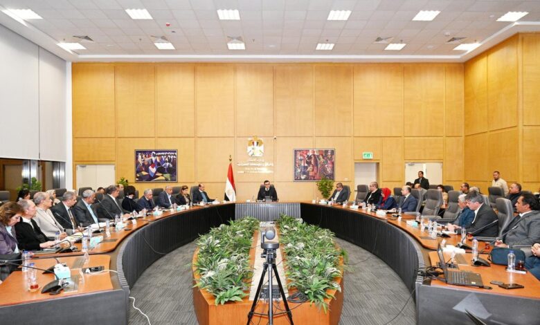 الشربيني يعقد اجتماعًا مع رؤساء ونواب مجالس إدارات الشركات المنفذة لـ حدائق تلال الفسطاط