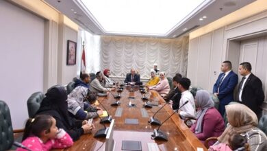 وزير العمل يُسلم شيكات تعويضات بقيمة 248 ألف جنيه وثائق تأمين ضد الحوادث الشخصية للعمالة غير المنتظمة لصالح أُسر 4 عمال في 3 محافظات