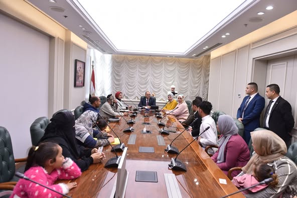 وزير العمل يُسلم شيكات تعويضات بقيمة 248 ألف جنيه وثائق تأمين ضد الحوادث الشخصية للعمالة غير المنتظمة لصالح أُسر 4 عمال في 3 محافظات